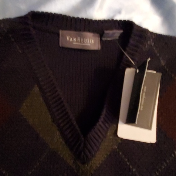 VanHeusen Sweater Vest - Picture 2 of 3